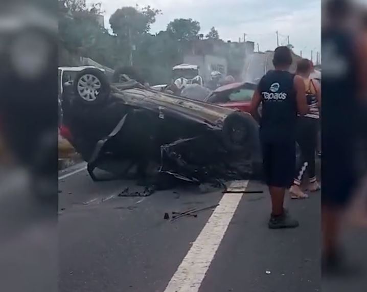 Vídeo mostra homem arremessado de carro durante acidente na Avenida das Flores