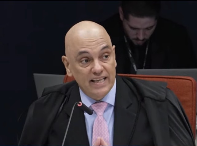 Moraes abre julgamento de Bolsonaro com leitura de voto