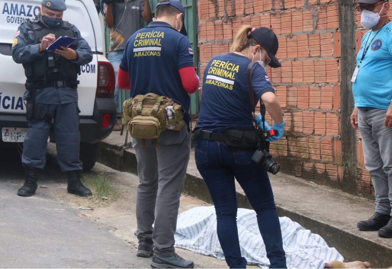 Homem é executado com vários tiros em plena luz do dia em rua de Manaus 
