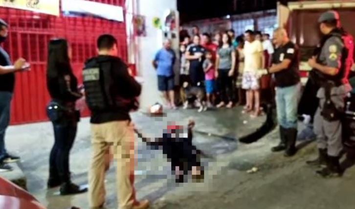 Homem morre de braços abertos após ser espancado pela população em Manaus
