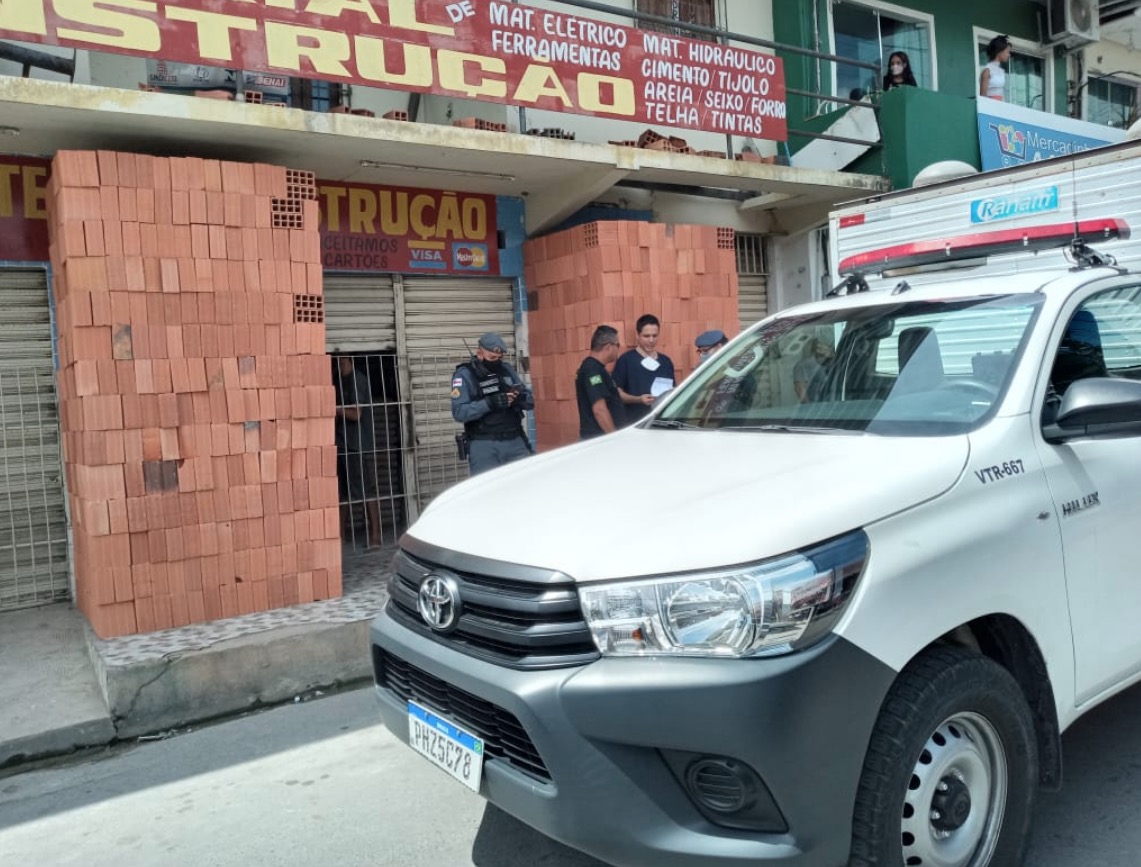 Homem é executado com 7 tiros dentro de material de construção em Manaus