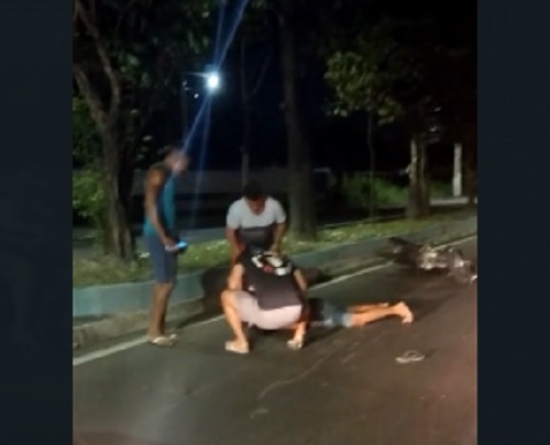 Vídeo: Motociclista é arremessado após bater em carro em avenida de Manaus