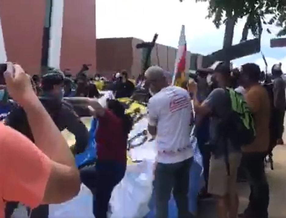 Vídeo: Mulher é agredida por PM durante protesto contra Bolsonaro em Manaus