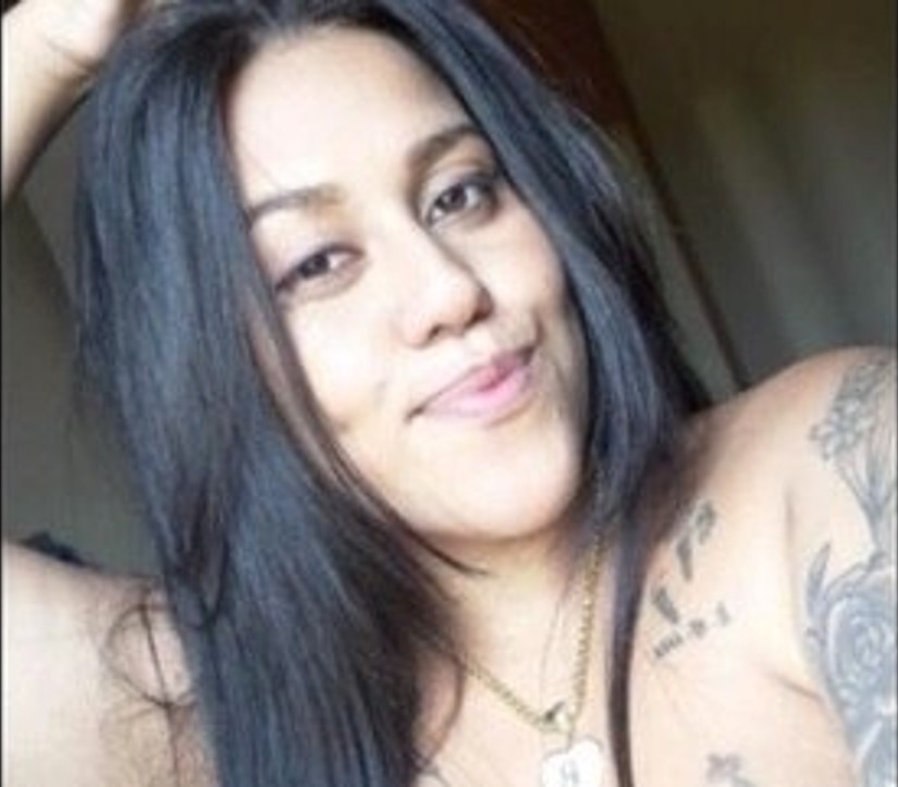 Jovem de 22 anos vai ao hospital com dor no estômago e descobre que está grávida de 9 meses