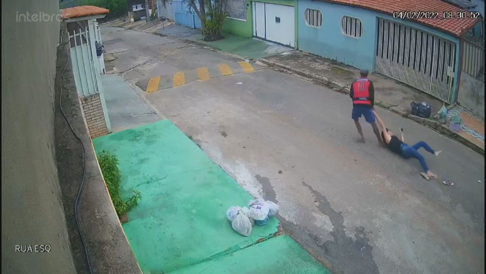 Vídeo: Mulher é arrastada por criminoso ao tentar impedir roubo de bolsa