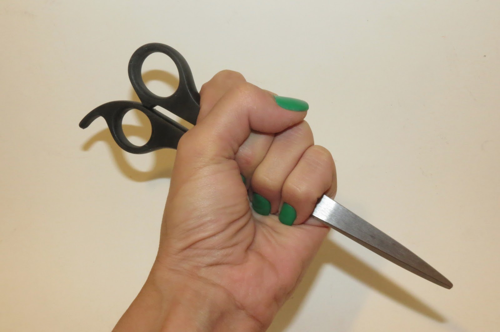 Homem recusa sexo com mulher e é atacado a tesouradas ao reatar relacionamento