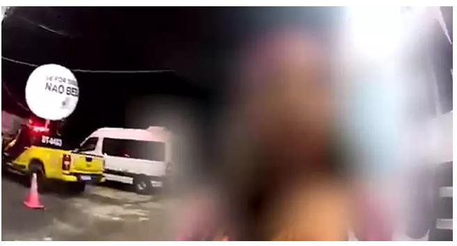 Vídeo: Mulher oferece sexo para evitar prisão de amigo: 'A gente sai, faz o babado'
