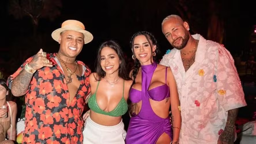 Neymar e Bruna Biancardi posam juntos em festa e internautas especulam reconciliação