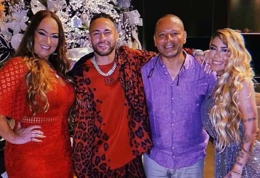 Com fortuna de R$ 4,8 bilhões, família de Neymar tem nome protestado por dívidas, diz jornal