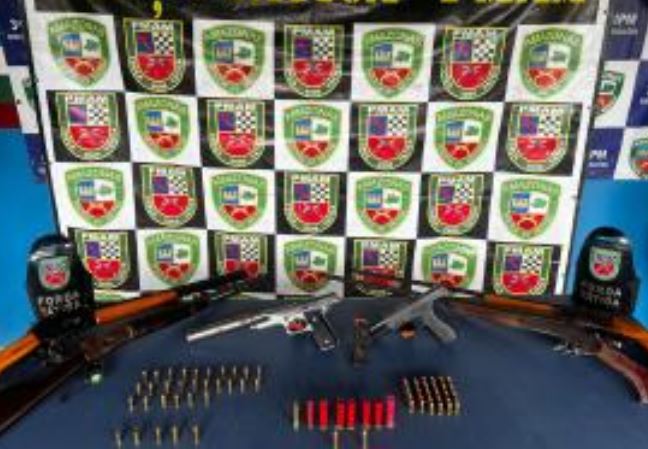 Rifles, espingardas, silenciador de pistola; polícia apreende arsenal em sítio na AM-010