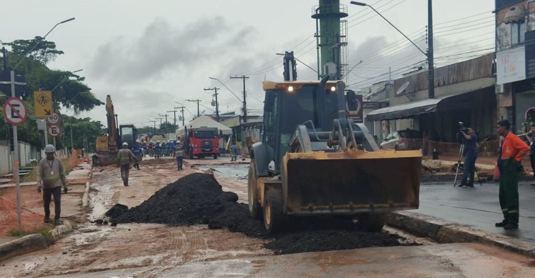 Trânsito segue interditado em área onde tubulação se rompeu em Manaus 