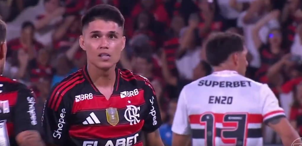 Flamengo vence São Paulo e está na liderança do Brasileirão