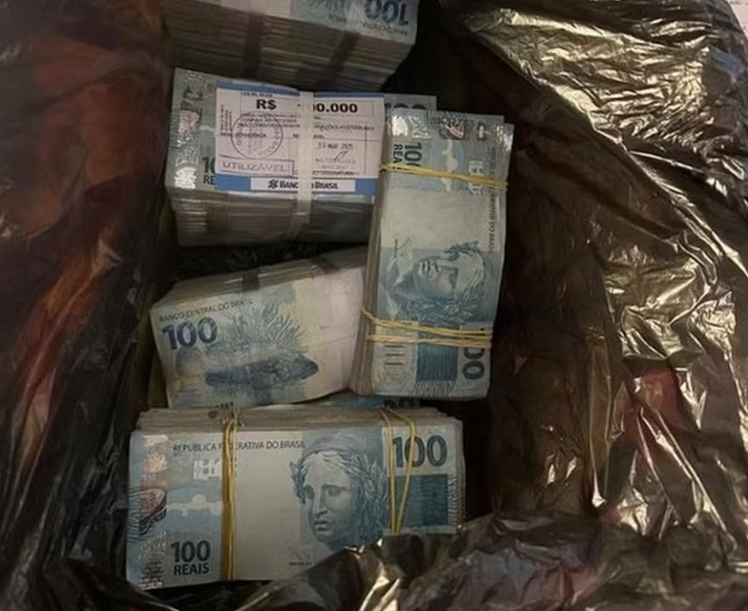 PF encontra R$ 400 mil em sacos de lixo em casa de deputado durante operação