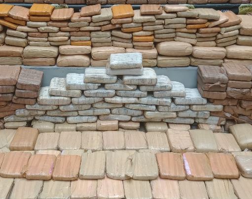 Dupla é presa com 1 tonelada de drogas avaliada em R$ 9,5 milhões no Rio Solimões