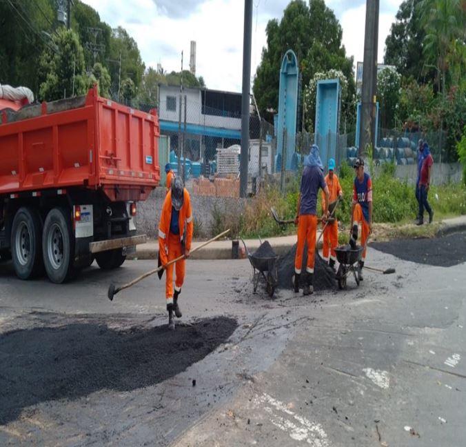 Obra interdita rua de acesso a Conjunto Colina do Aleixo em Manaus 