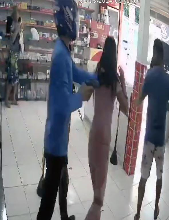 Dupla faz funcionários e clientes de drogaria reféns durante assalto em Manacapuru