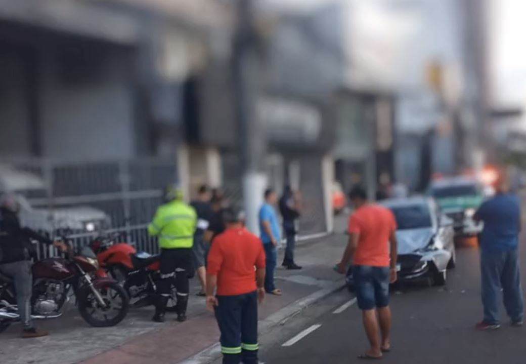 Acidente entre carro e moto de aplicativo deixa um morto em avenida de Manaus