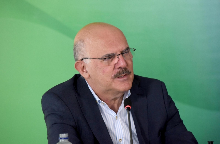 Polícia aponta 'honrarias' e interferência em prisão de Milton Ribeiro; ex-ministro foi solto