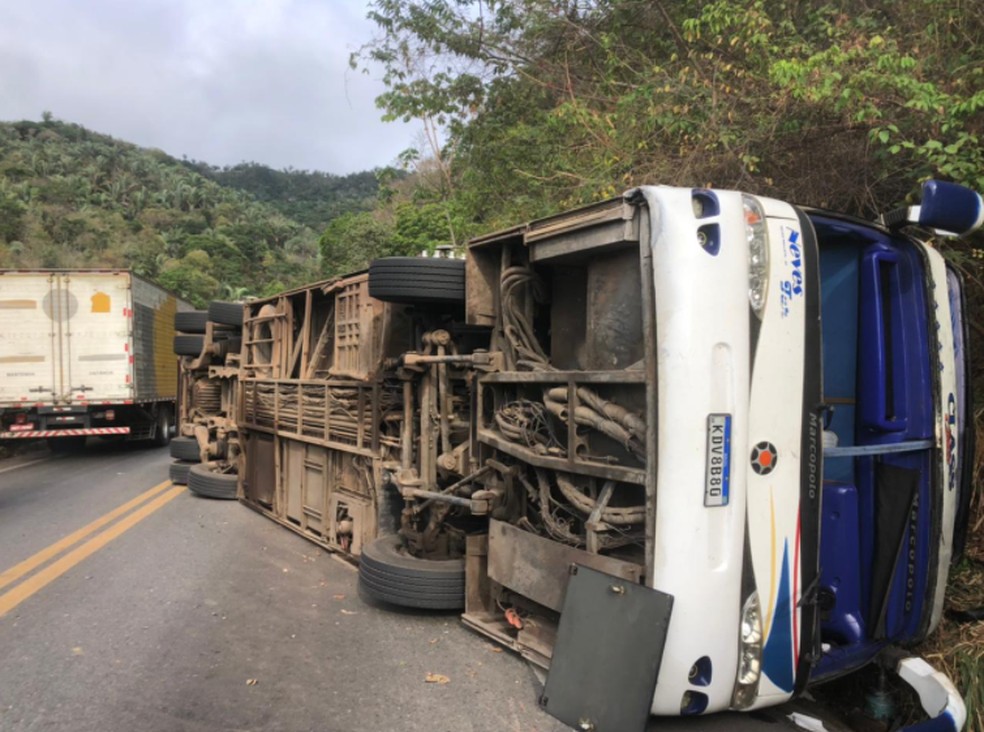 Ônibus com candidatos a concurso tomba e deixa 2 mortos e mais de 40 feridos no Ceará
