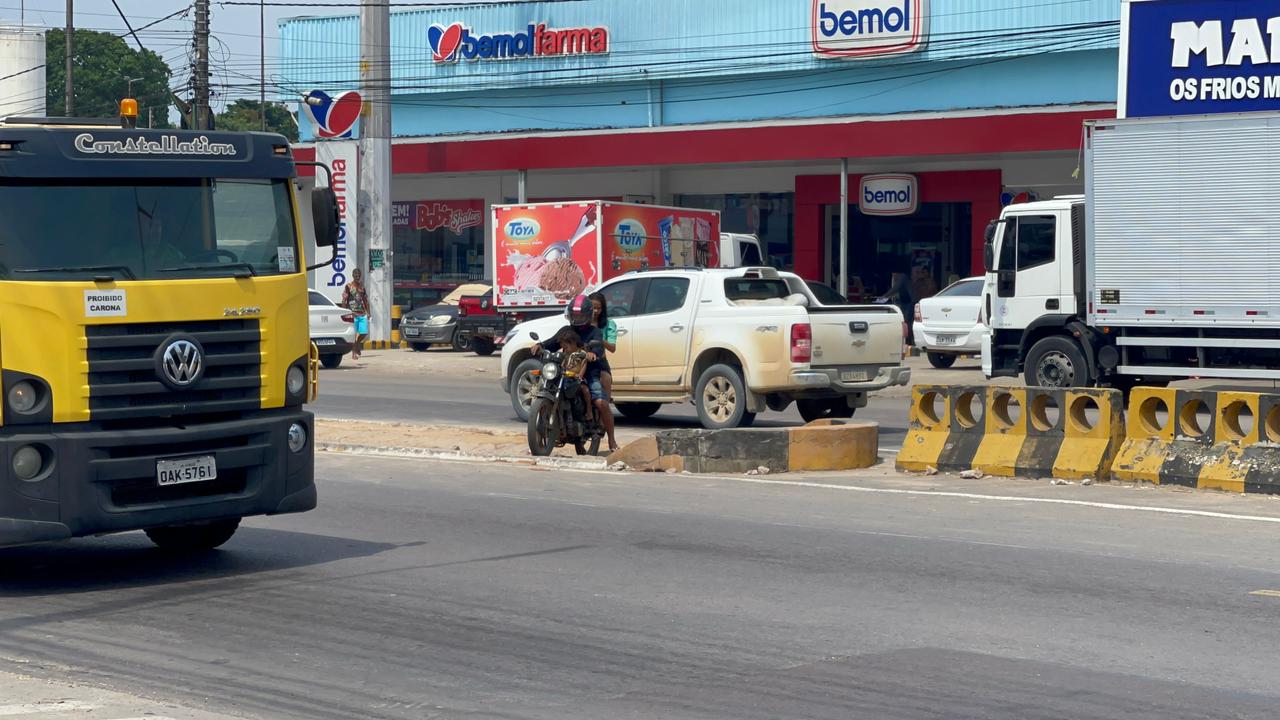 Operação é realizada em Manaus para coibir passagem de veículos por canteiro central