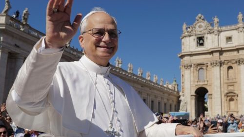 Fiéis celebram aniversário de 70 anos do Papa Leão XIV no Vaticano