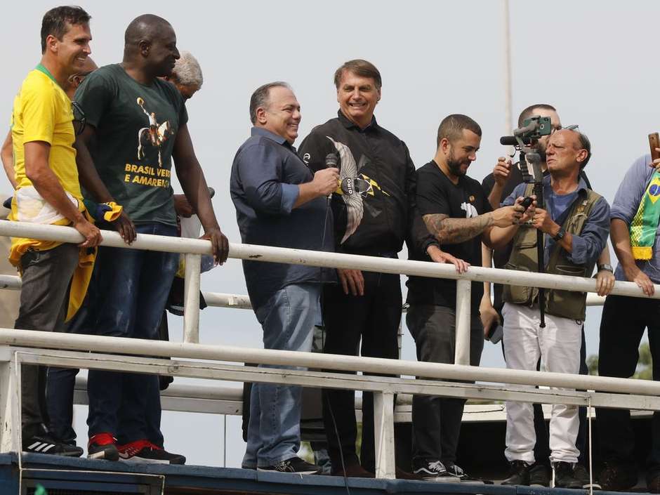 Exército deve questionar Pazuello por aglomeração em ato com Bolsonaro  