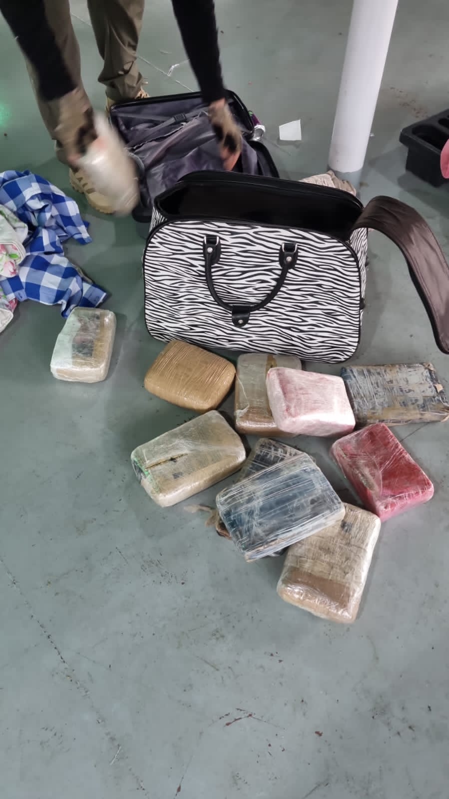 Drogas são encontradas dentro de mala e saco de farinha em embarcação no porto de Manaus
