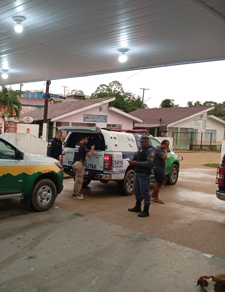 Homem faz funcionário de fábrica refém durante briga com esposa em Benjamin Constant