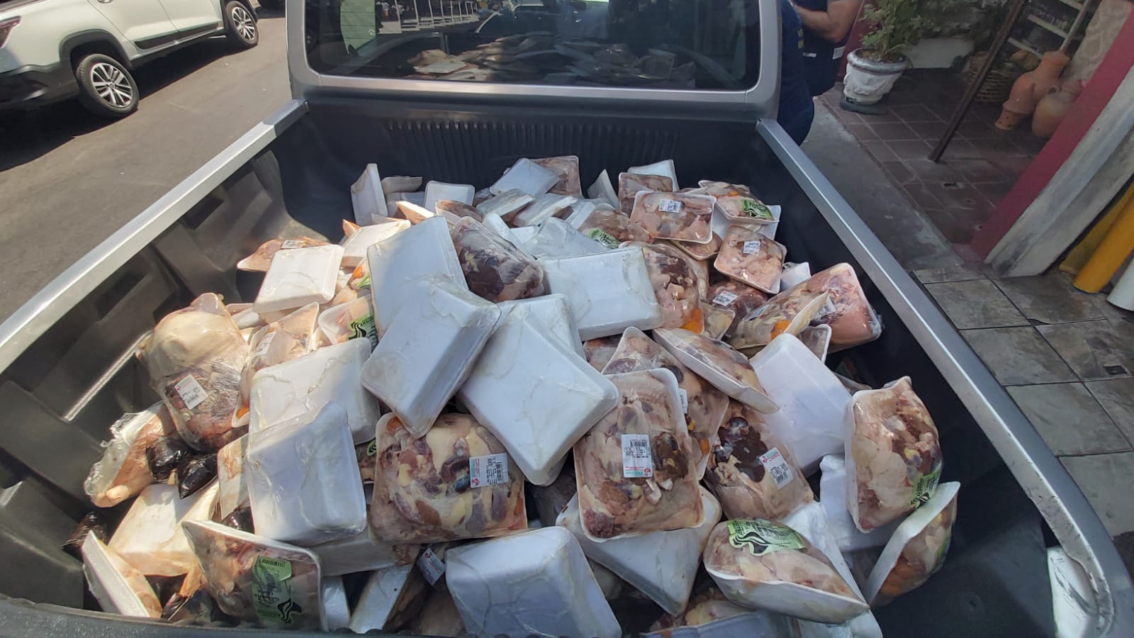 Meia tonelada de alimentos impróprios para consumo é apreendida em operação em Manaus