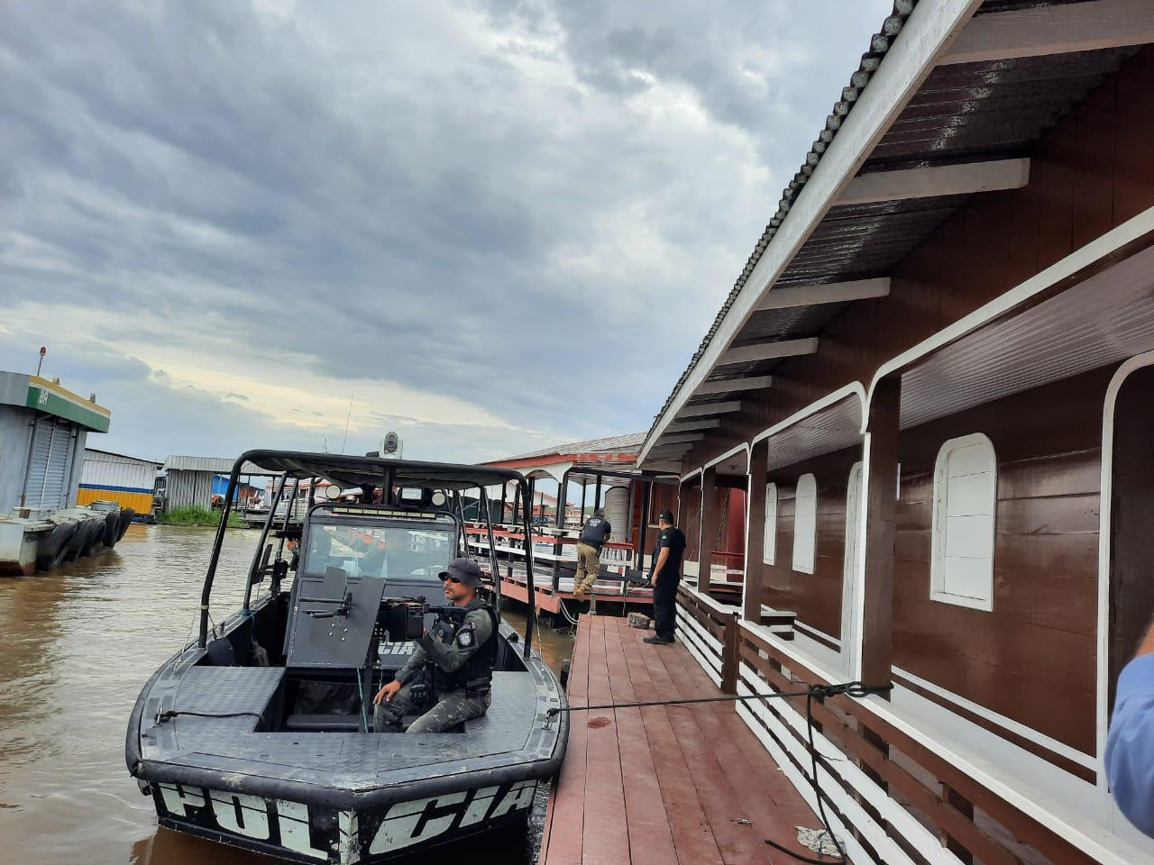 Operação prende homem e apreende barcos e flutuante avaliado em R$ 600 mil no Amazonas