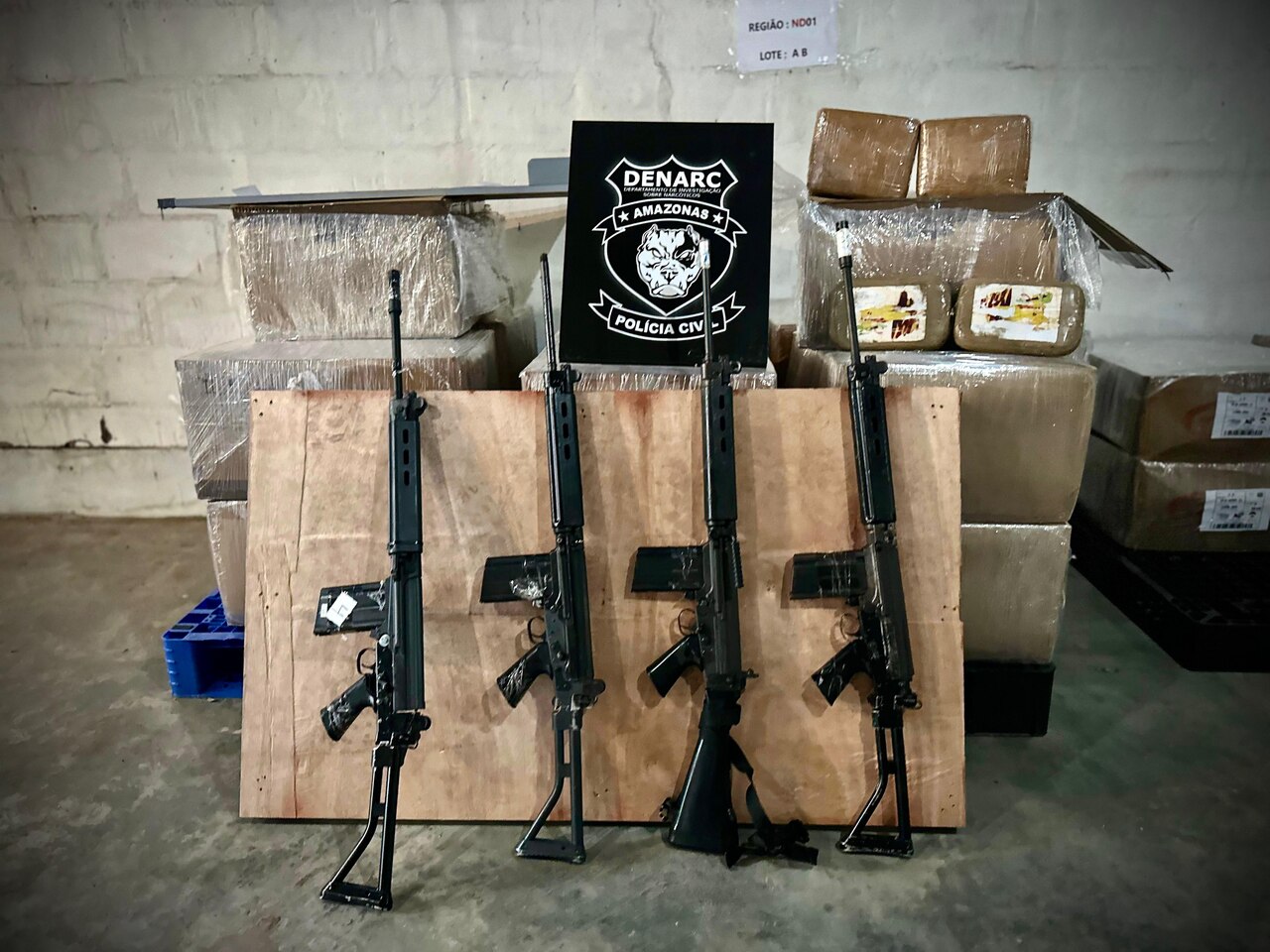 Drogas e armamentos avaliados em R$ 24 milhões são apreendidos no bairro Flores