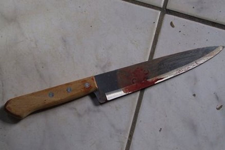 Peixeiro reage a assalto e crava faca no pescoço de suspeito em Manaus