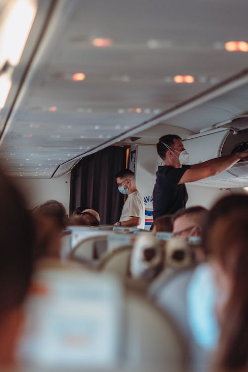 Uso de máscaras em voos e aeroportos volta a ser obrigatório no Brasil