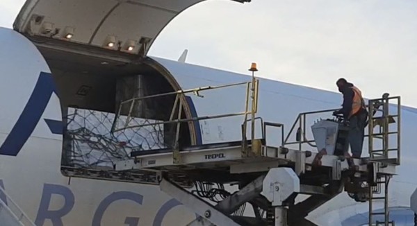 Pelo 3º dia seguido, Pfizer entrega hoje mais 1 milhão de doses de vacina contra covid