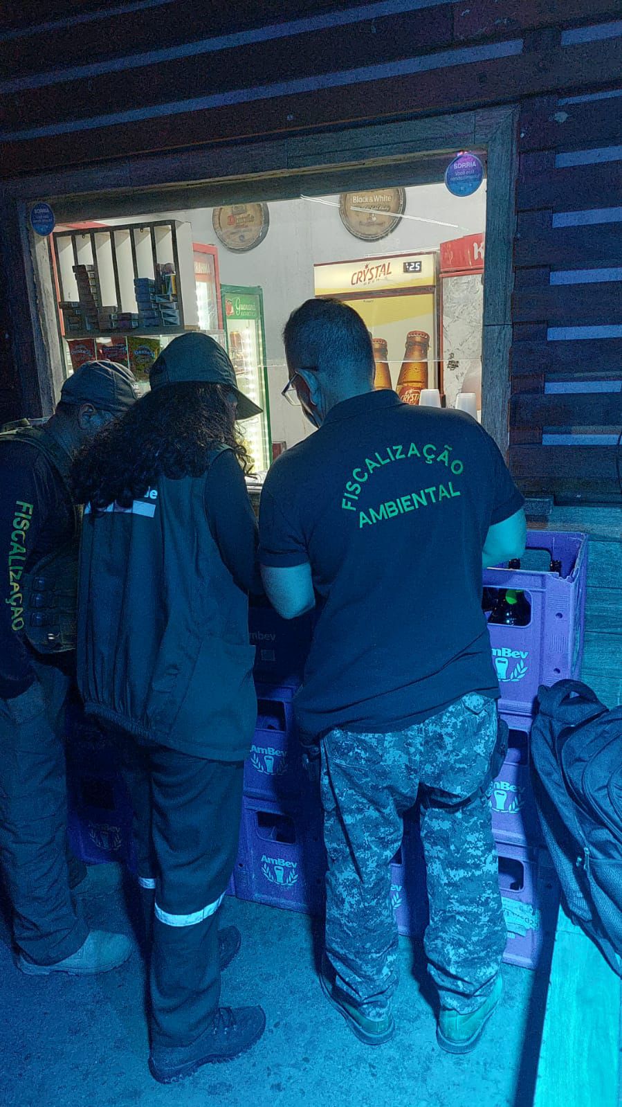 Fiscalização autua bares por falta de documentos e 'gato' de energia em Manaus