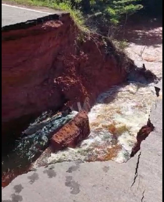 Trecho da BR-319 desaba e bloqueia trânsito; Veja vídeos