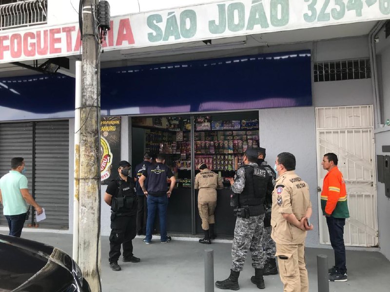 Polícia fiscaliza lojas de fogos de artifício após foguetório do CV em Manaus