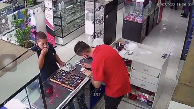 Vídeo: Mulher coloca anel de ouro na boca e furta joia de R$ 2,5 mil