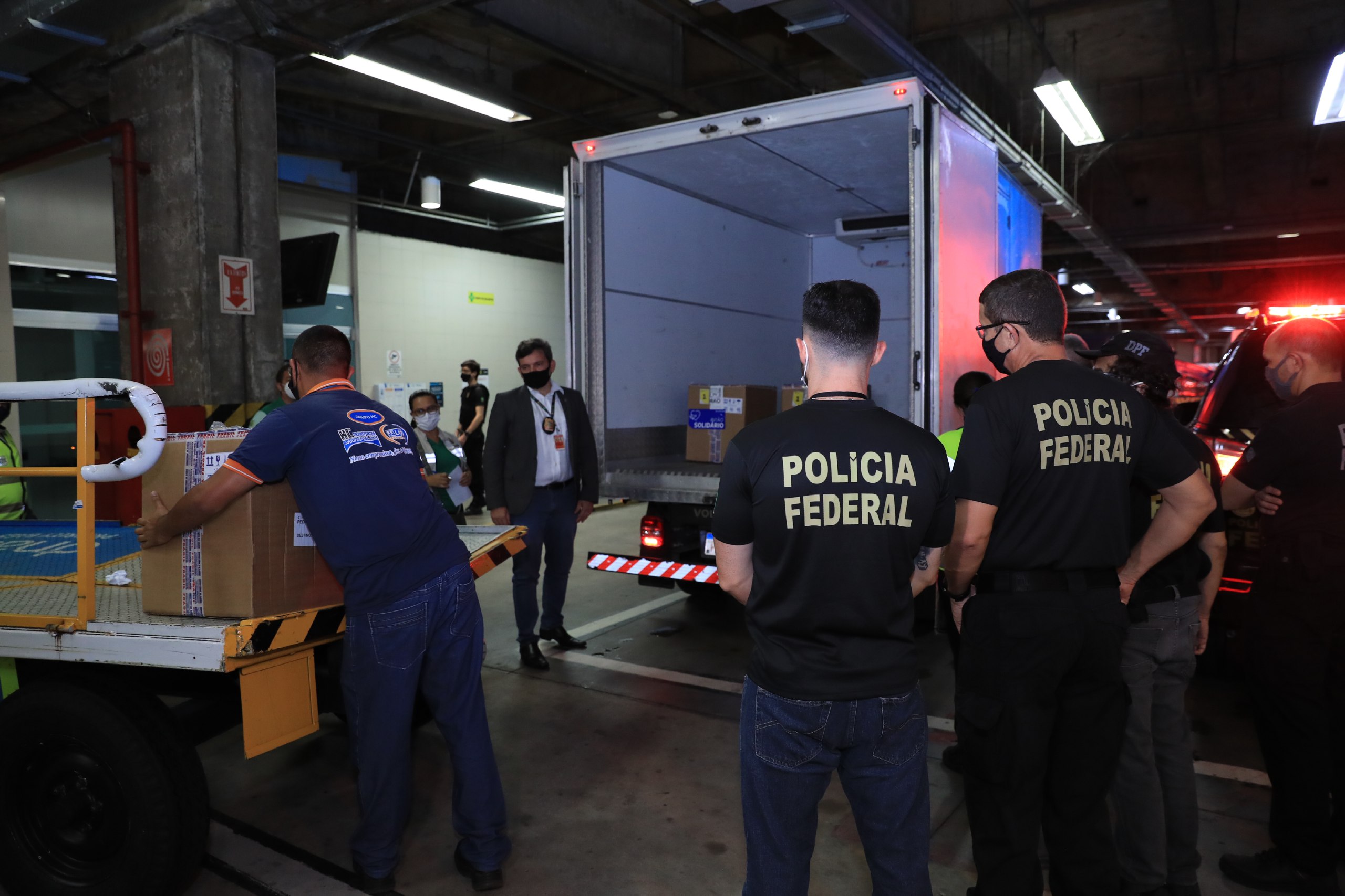 Lote com mais de 16 mil doses da vacina da Pfizer chega ao Amazonas 