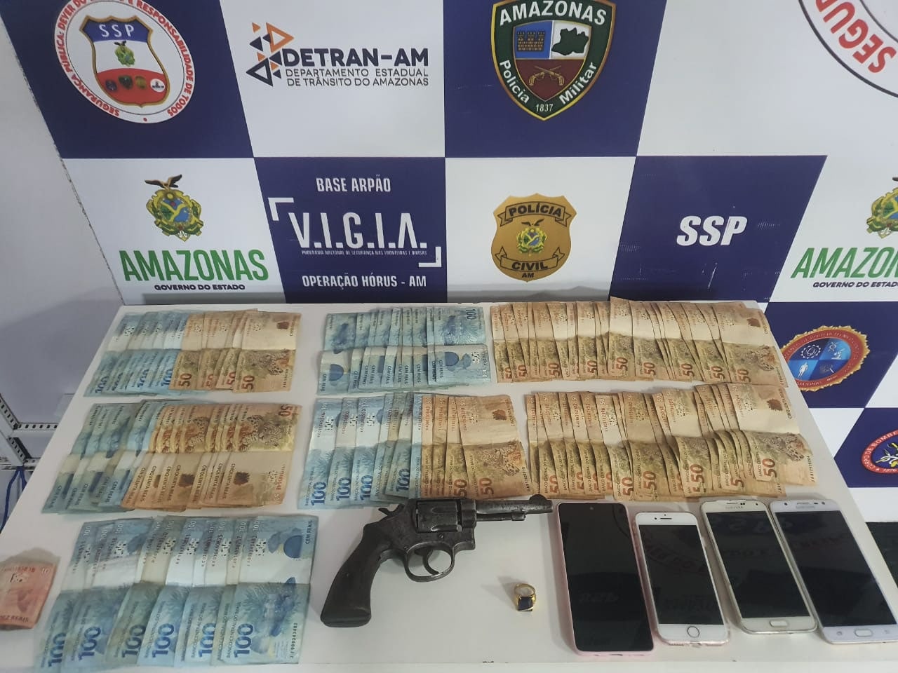 Mulher é flagrada com revólver e R$ 7 mil dentro em barco no Amazonas