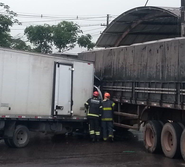 Acidente entre caminhões na barreira de Manaus deixa motorista preso às ferragens