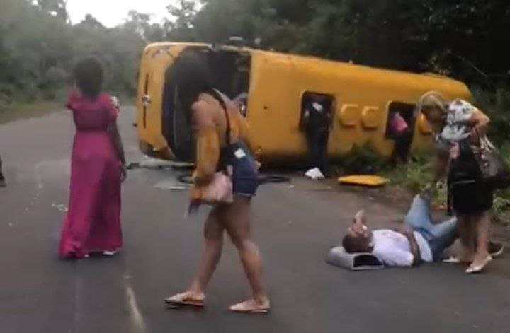 Acidente com micro-ônibus na estrada de Novo Airão deixa dois mortos e vários feridos
