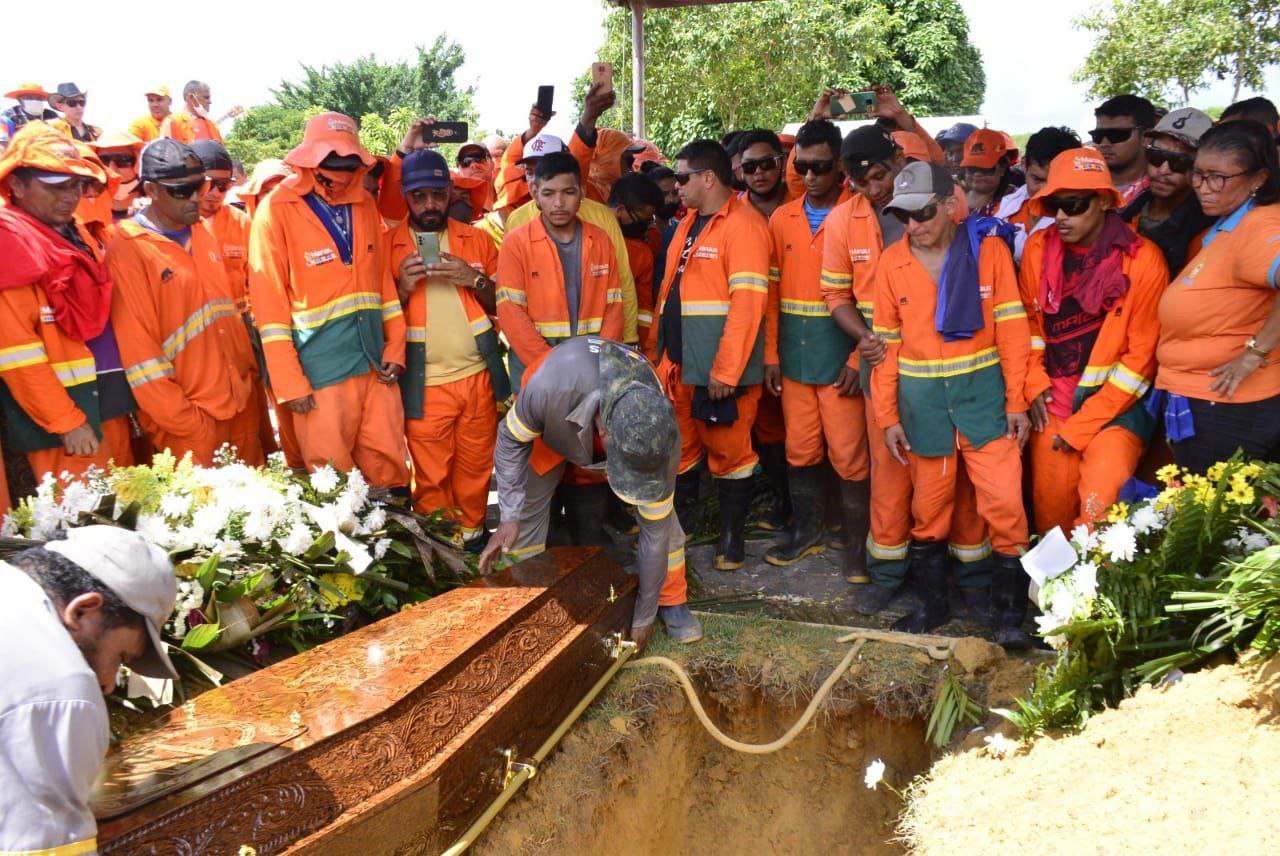 Enterro de gari morto em acidente é marcado por emoção de colegas de trabalho