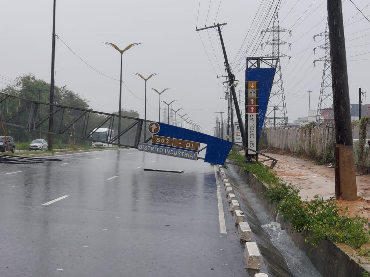 Estrutura é arrancada durante temporal e bloqueia avenida Grande Circular em Manaus