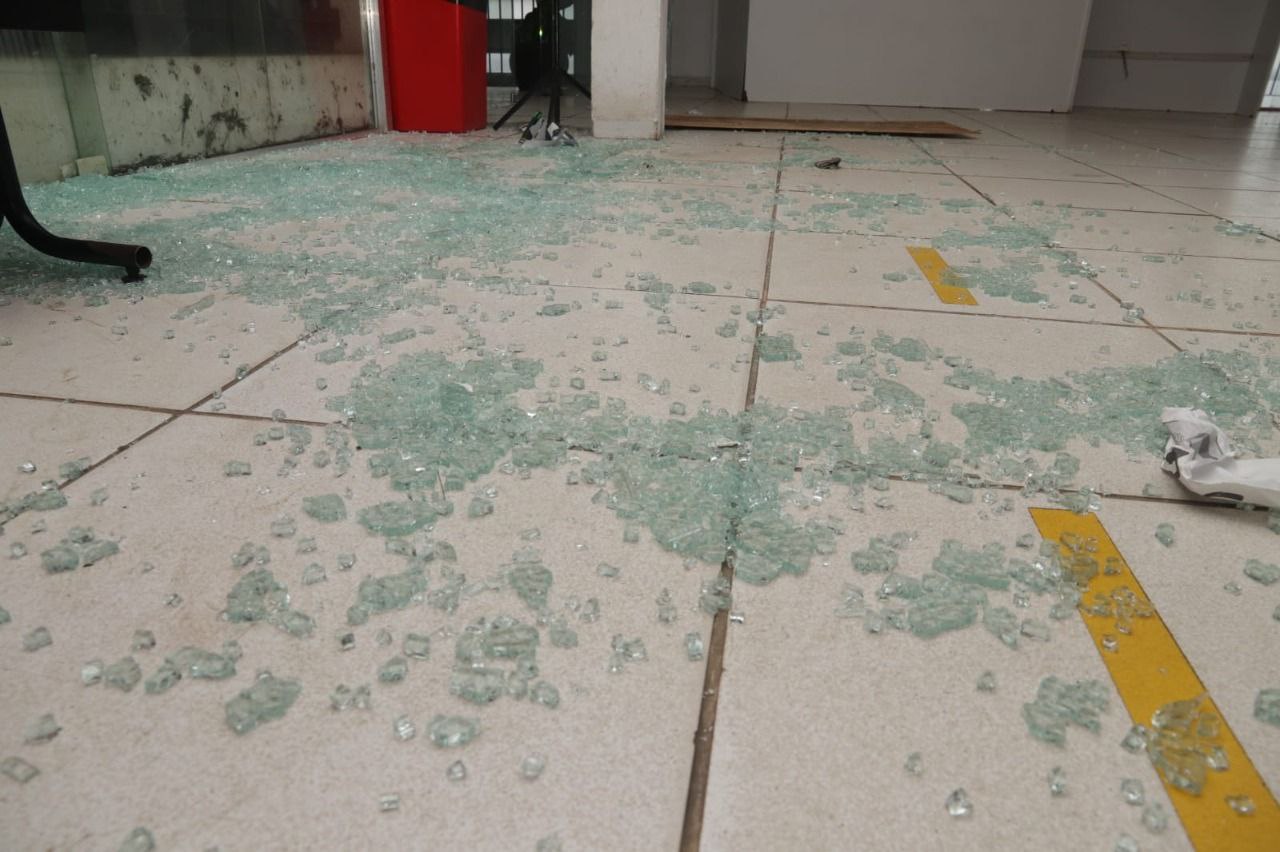 PAC Galeria dos Remédios fica destruído durante temporal em Manaus