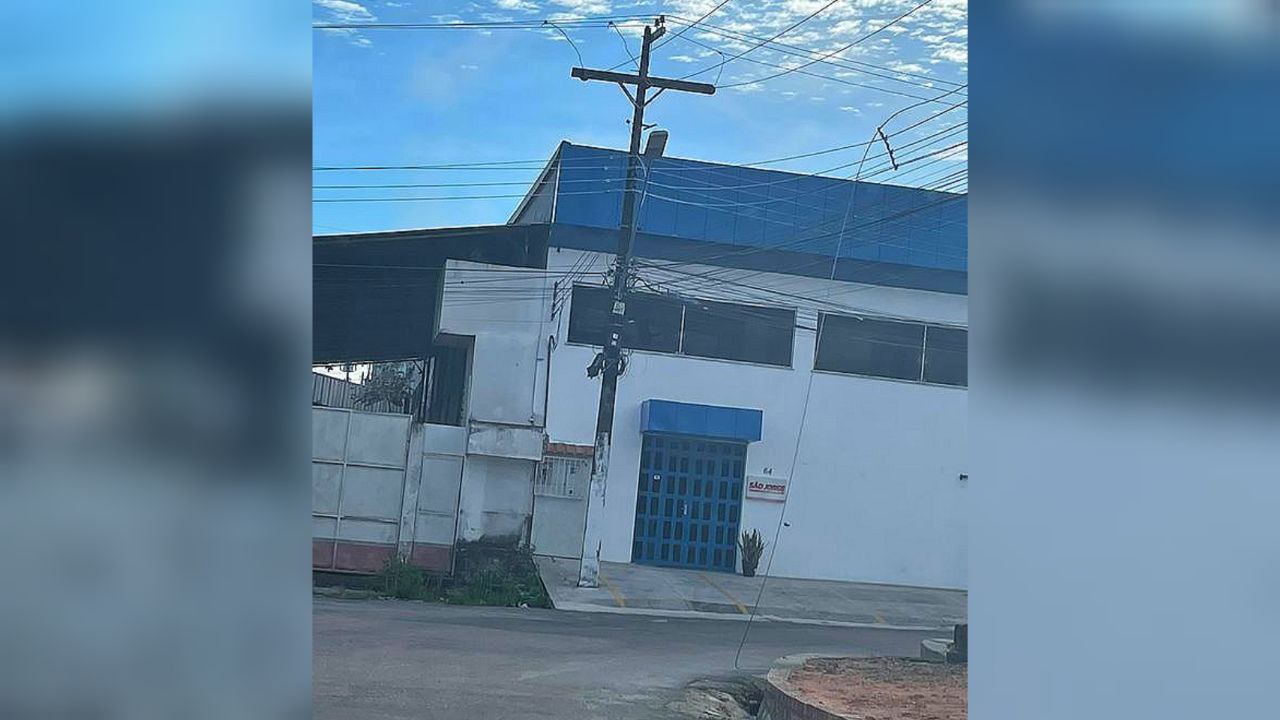Moradores reclamam da falta de energia e perigo com fio de alta tensão caído em rua de Manaus