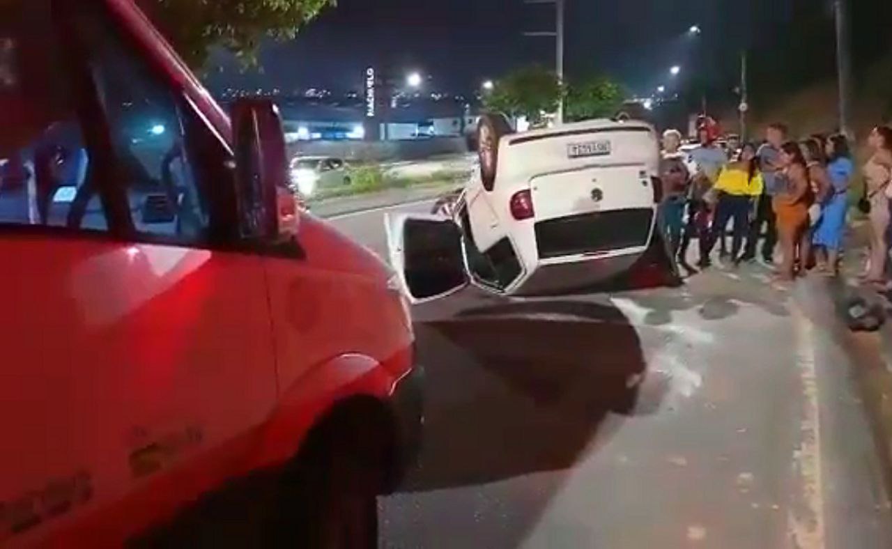 Roda trava e carro capota em avenida de Manaus no Ano Novo; veja vídeo