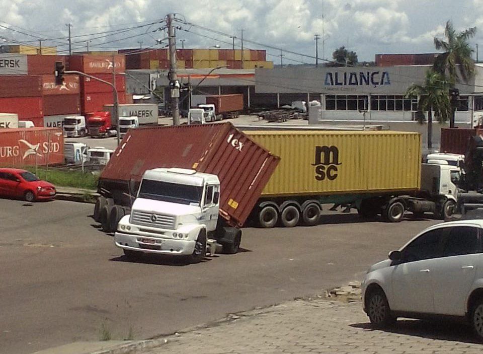 Contêiner tomba e carreta fica atravessada em avenida de Manaus; vídeos