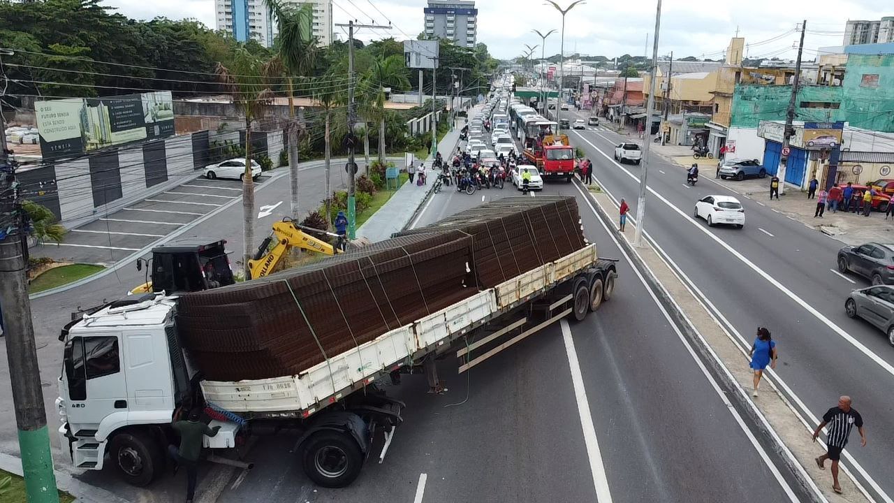 Carreta tomba na Av. Constantino Nery e trava trânsito