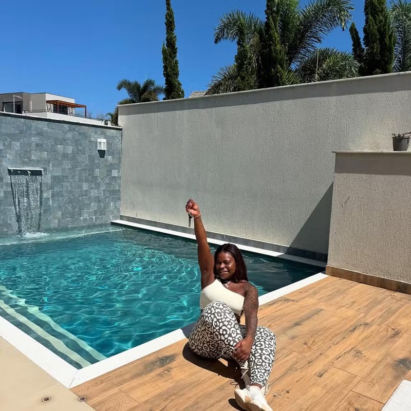 Jojo Todynho comemora compra de mansão no Rio 